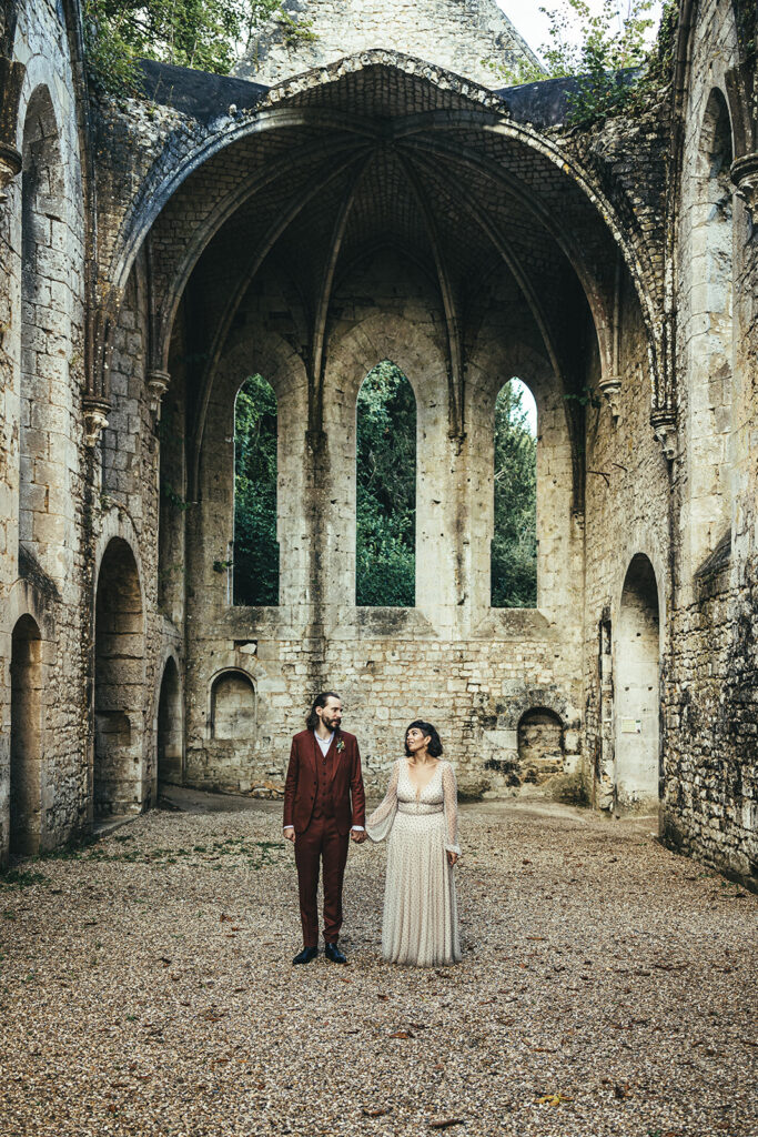 Couple de mariés à l'Abbaye de Fontaine-Guérard dans l'Eure – séance photo romantique par Charly Fromentin photographe de mariage
