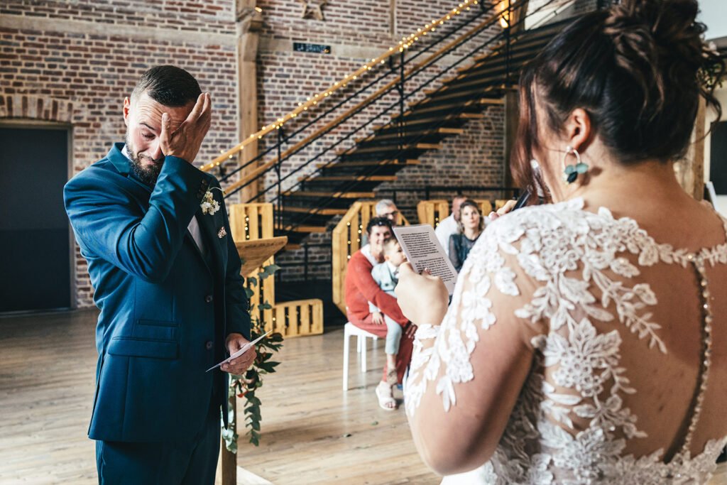 Cérémonie laïque émouvante lors d'un mariage dans l'Eure – le marié ému pendant les vœux, Charly Fromentin photographe de mariage