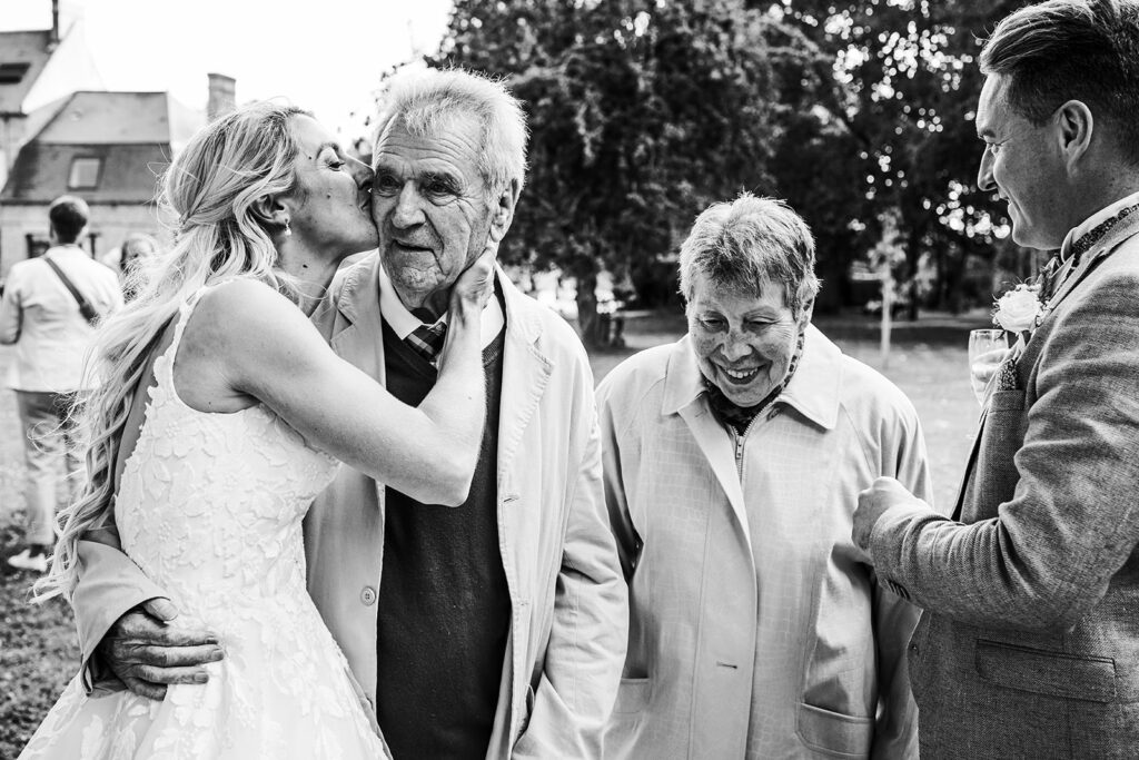Moment émouvant avec les grands-parents lors d'un mariage dans l'Eure – reportage naturel Charly Fromentin