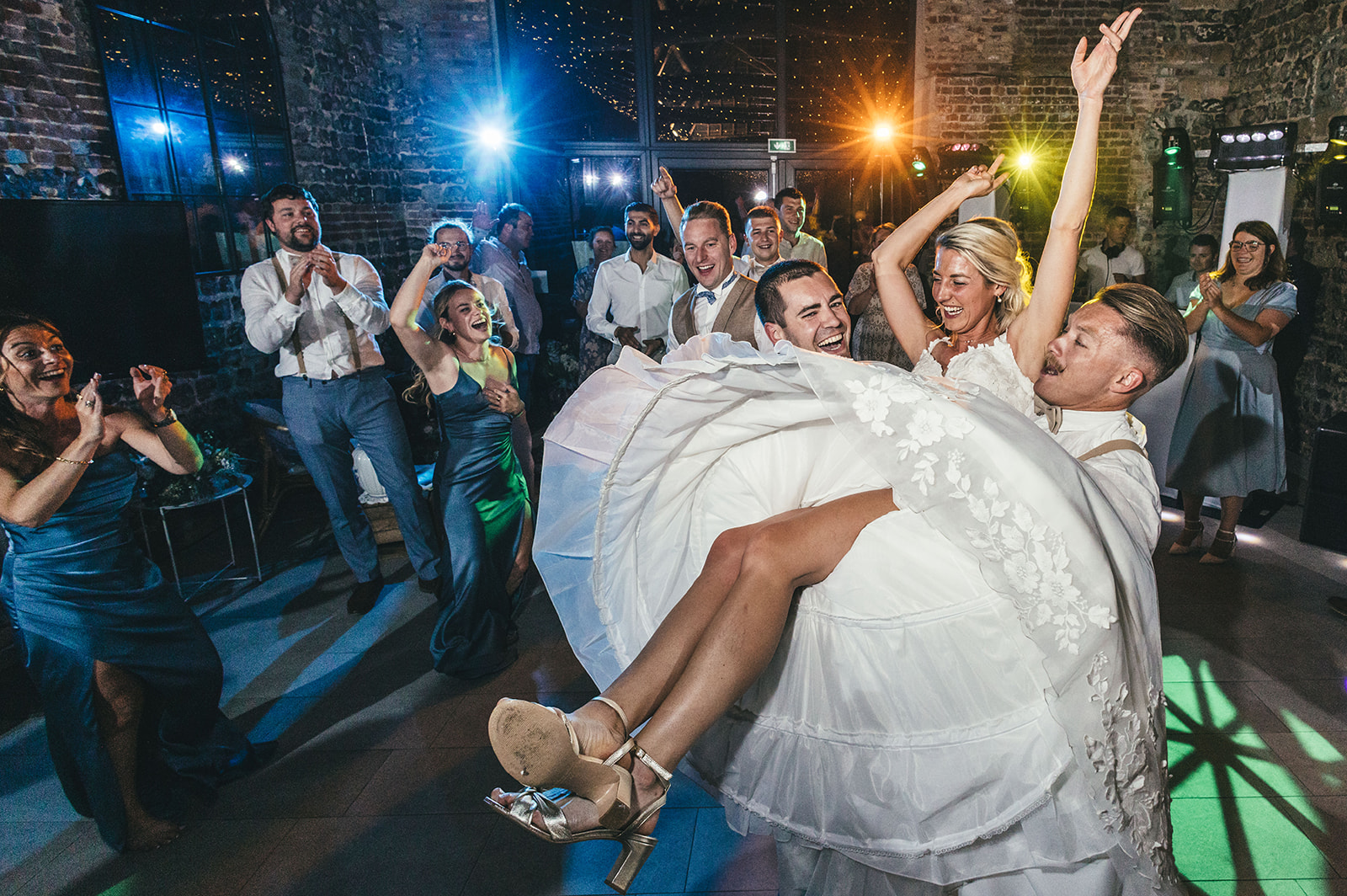 Soirée festive et dansante lors d'un mariage dans l'Eure – ambiance conviviale capturée par Charly Fromentin photographe de mariage
