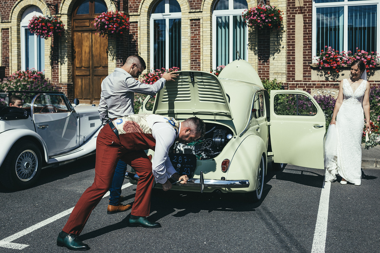 Moment de légèreté avec une coccinelle vintage lors d'un mariage dans l'Eure – Charly Fromentin photographe de mariage