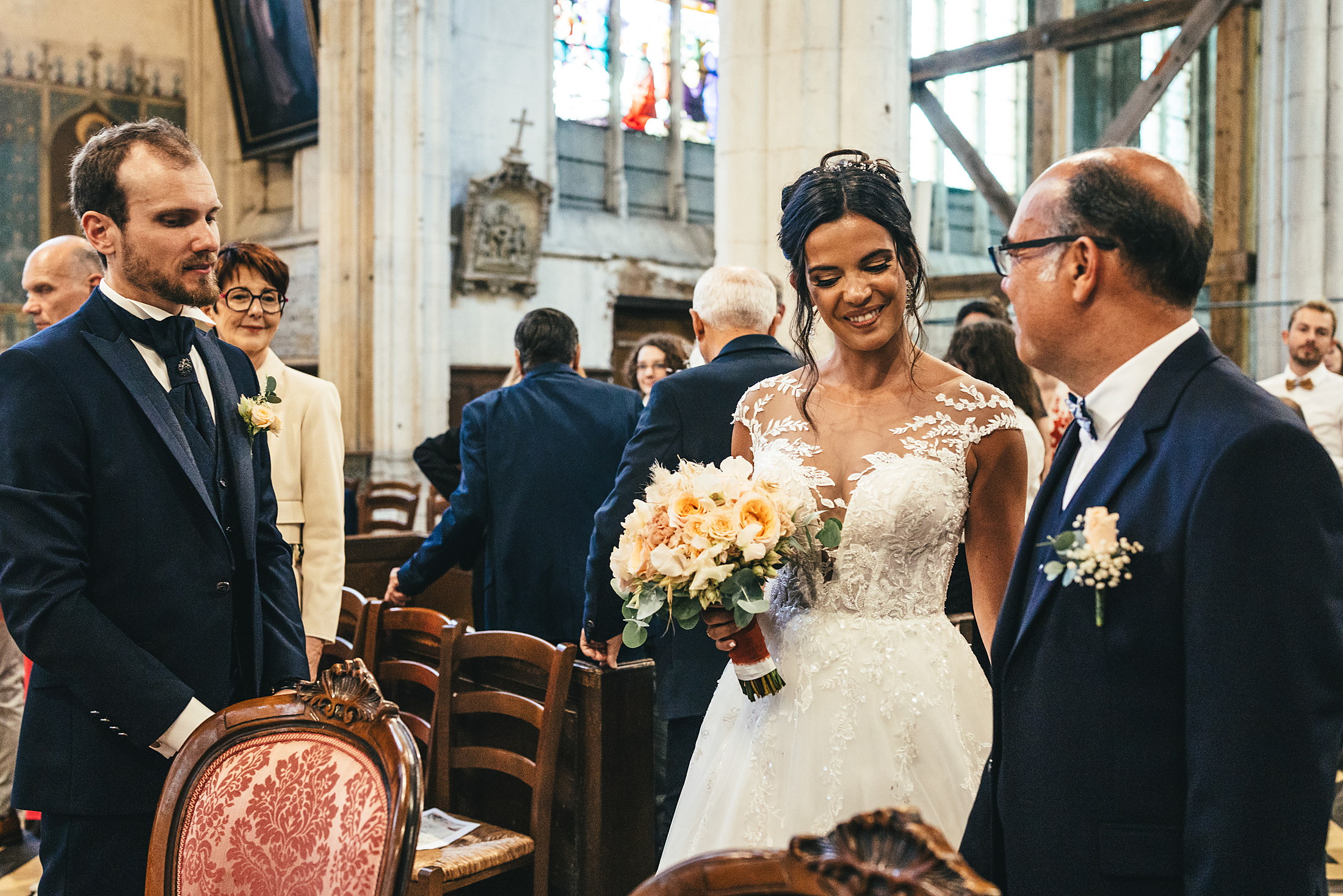 Julia arrive à l'autel de l'église Saint-Jean-Baptiste au bras de son papa