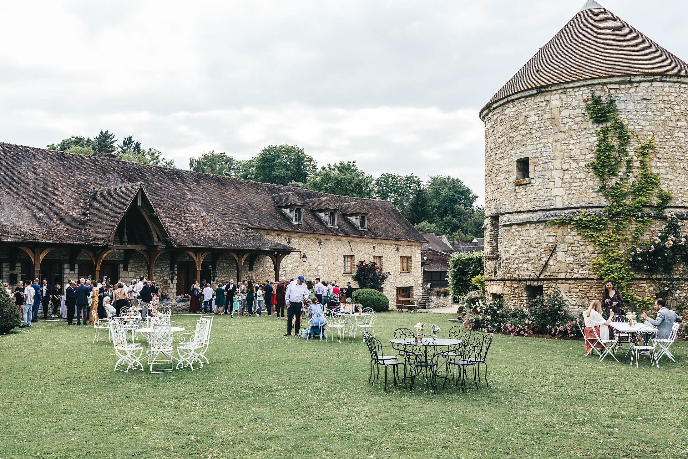 Le cocktail de mariage dans le jardin du Domaine de Saint-Germer, au pied du colombier