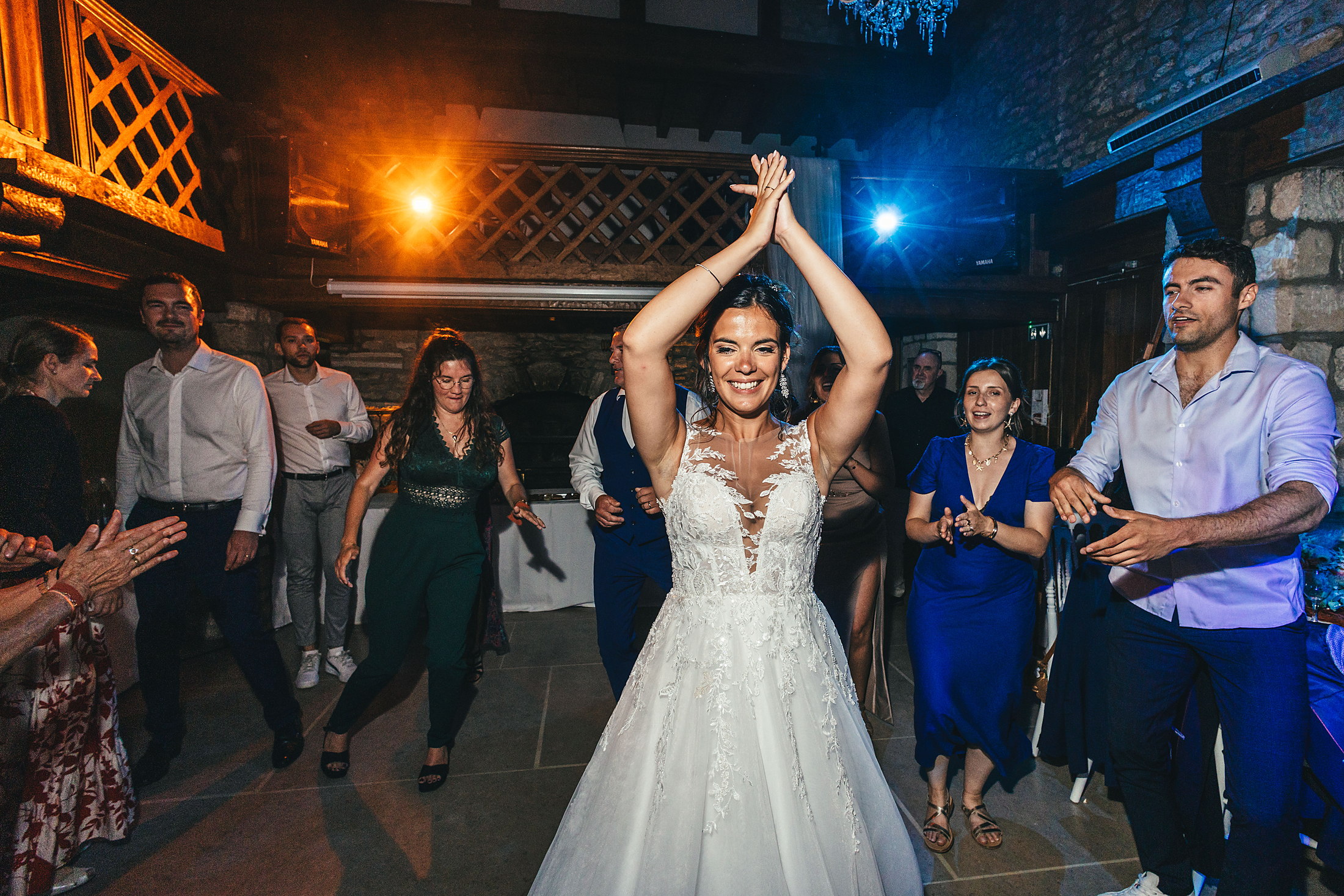 Julia bras levés sur le dancefloor du Domaine de Saint-Germer