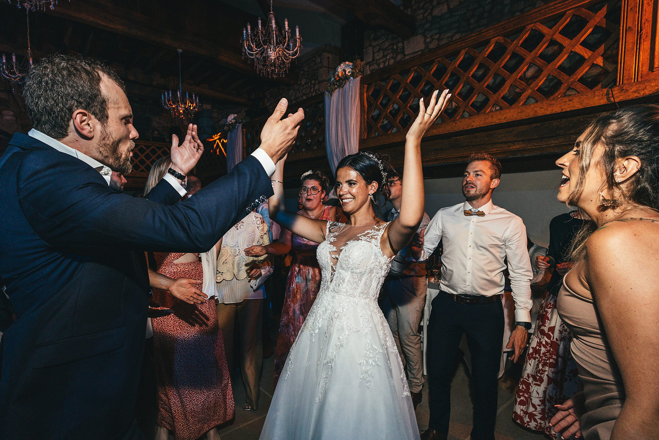 Bras levés sur le dancefloor du mariage au Domaine de Saint-Germer