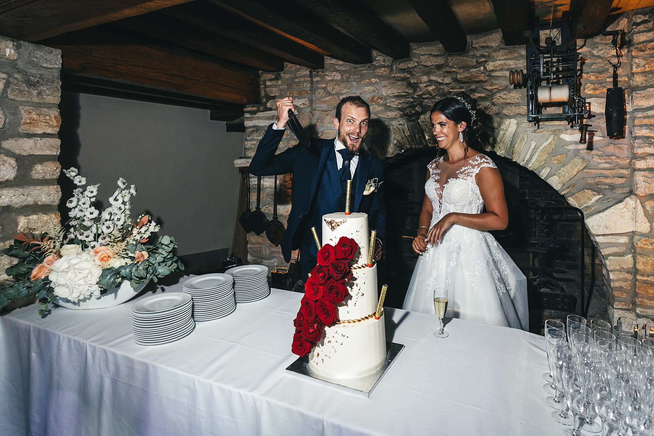 La découpe du wedding cake aux roses rouges