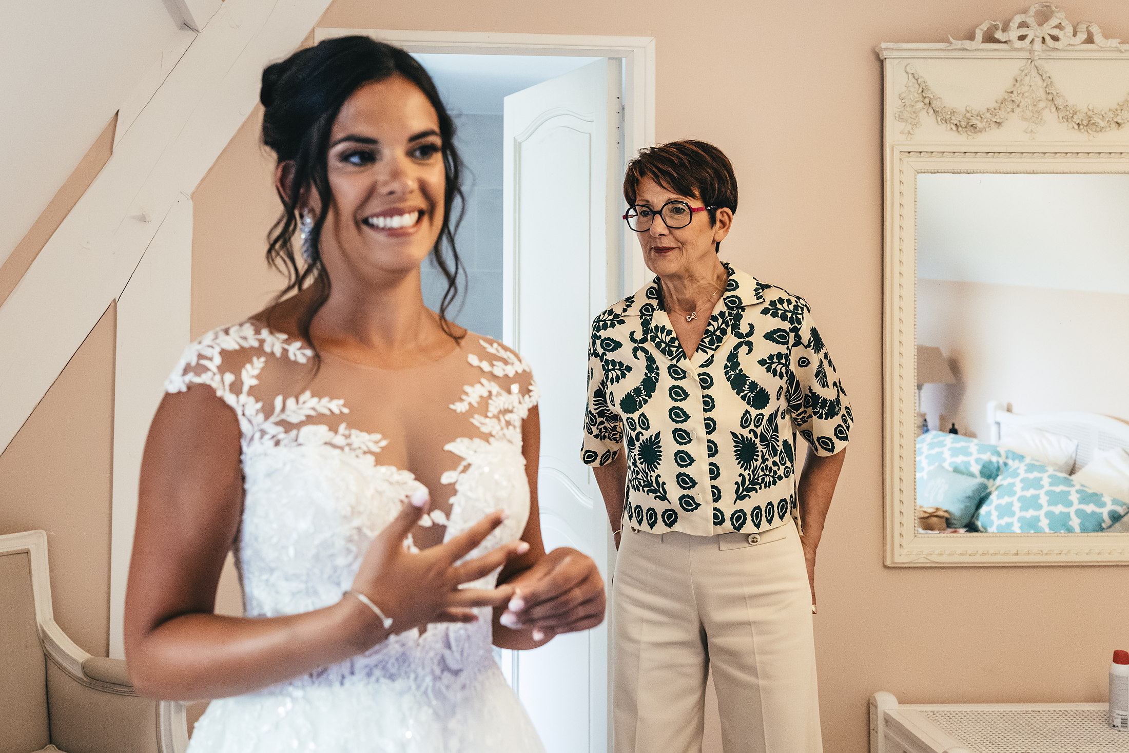 Julia en robe de mariée sous le regard ému de sa maman