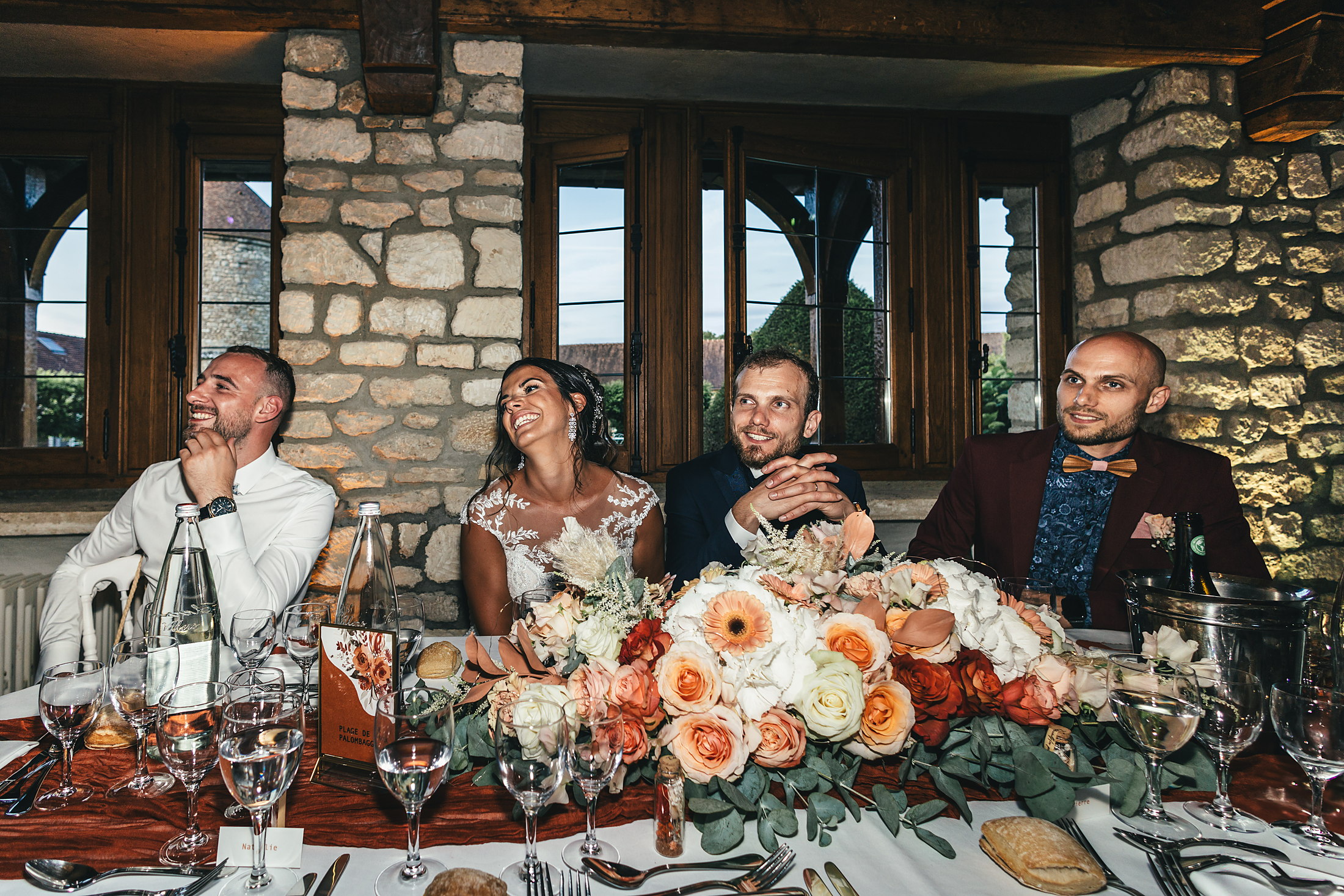 Émotion des mariés à la table d'honneur pendant les discours