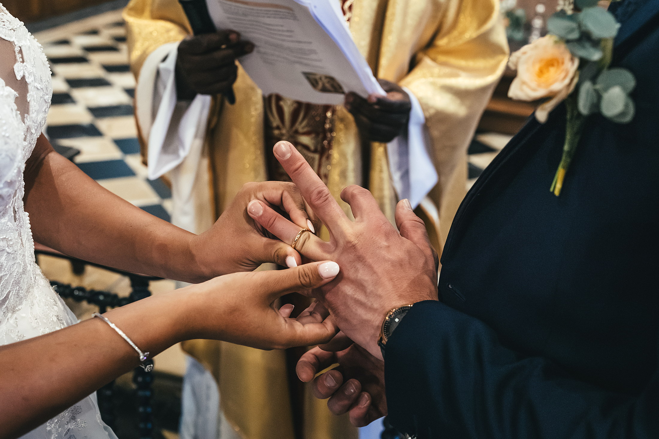 Échange des alliances pendant la cérémonie religieuse à Chaumont-en-Vexin
