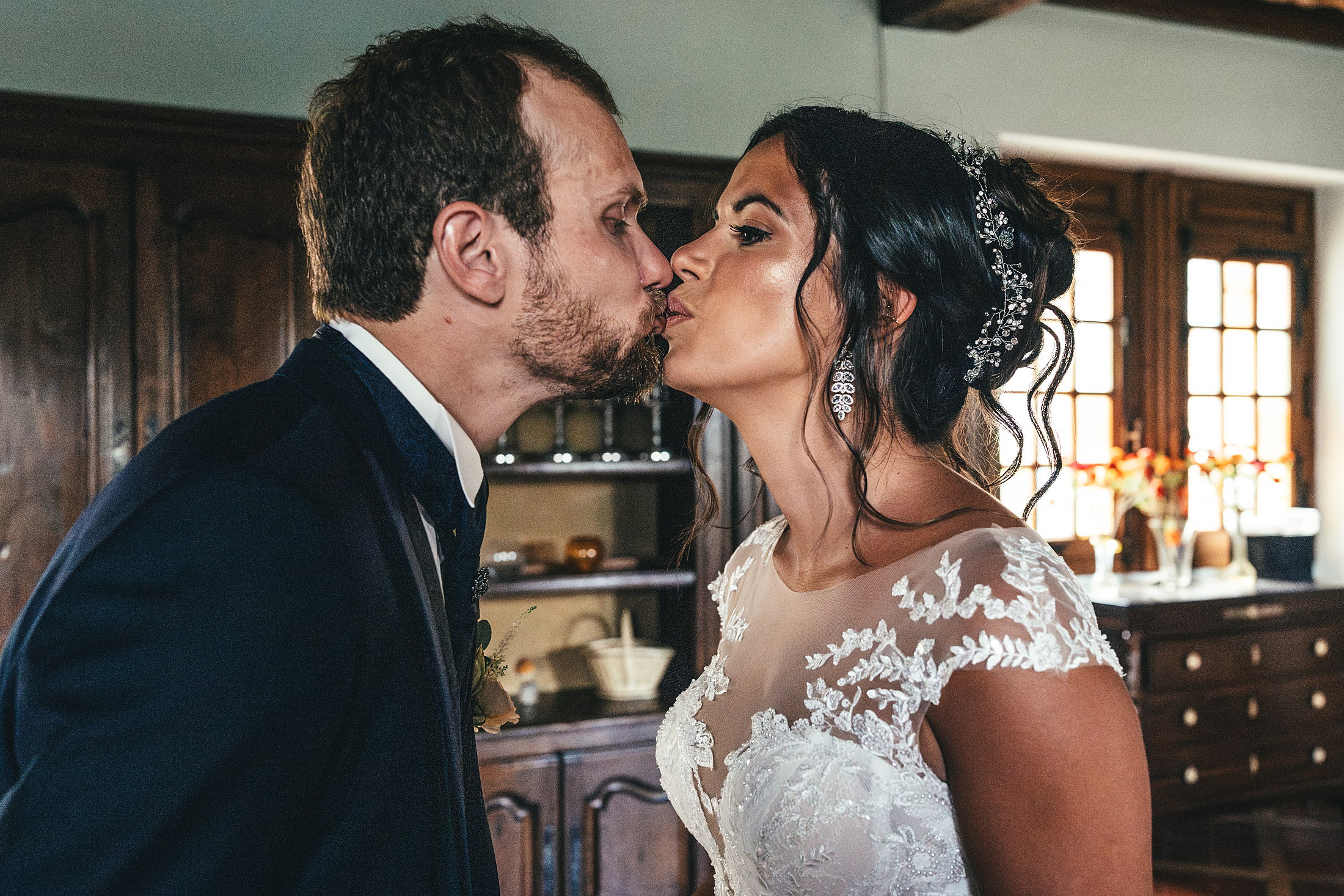 Baiser des mariés lors du first look au Domaine de Saint-Germer