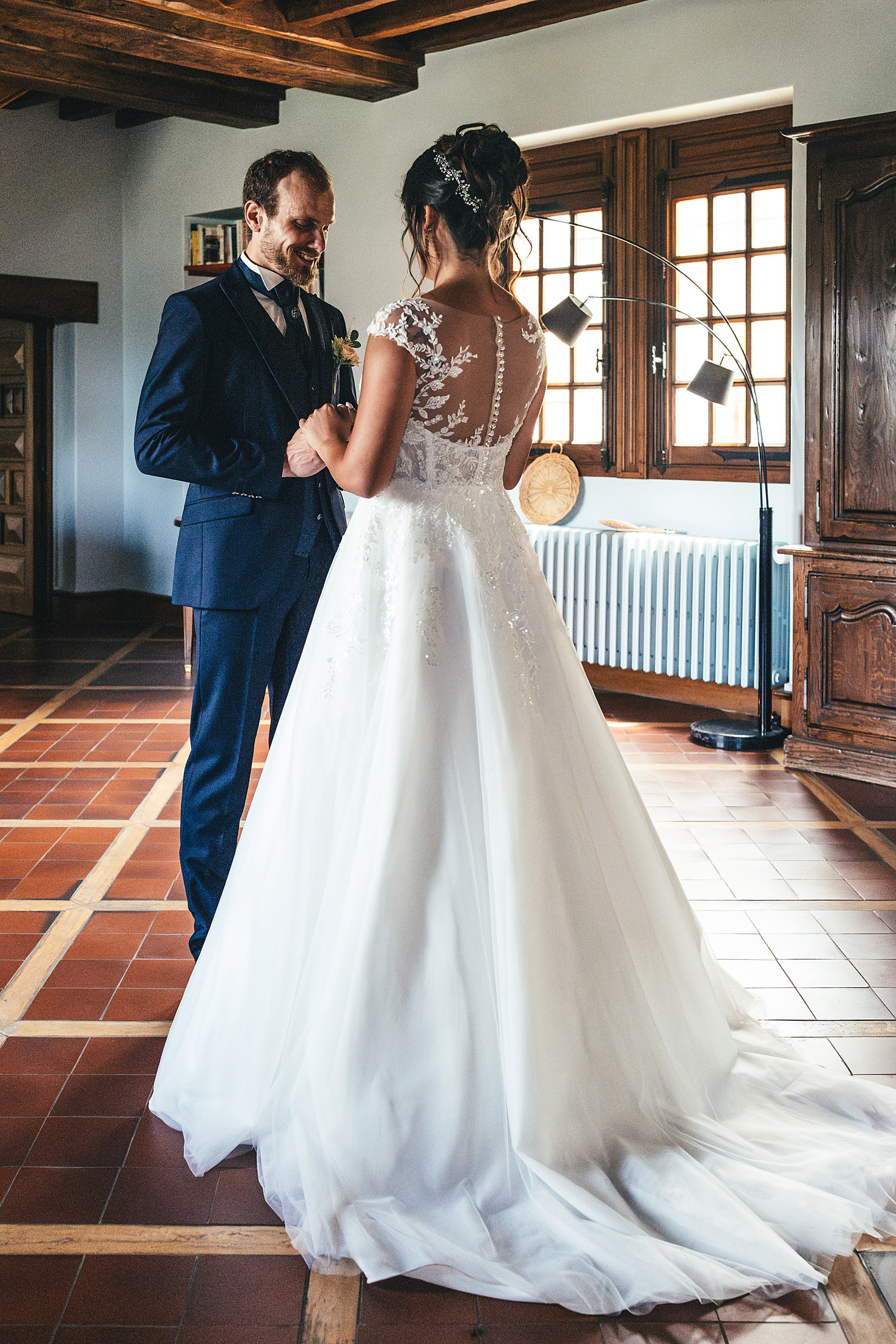 First look des mariés dans le salon aux poutres apparentes du Domaine de Saint-Germer