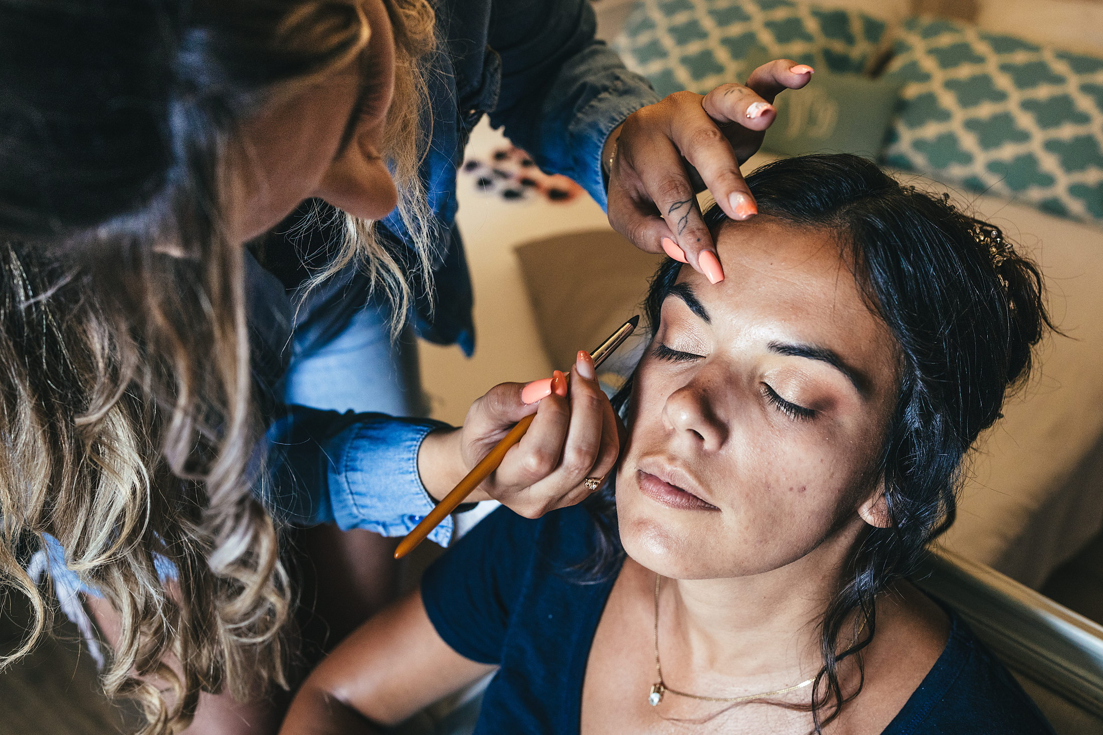 Maquillage de la mariée pendant les préparatifs au Domaine de Saint-Germer dans l'Oise