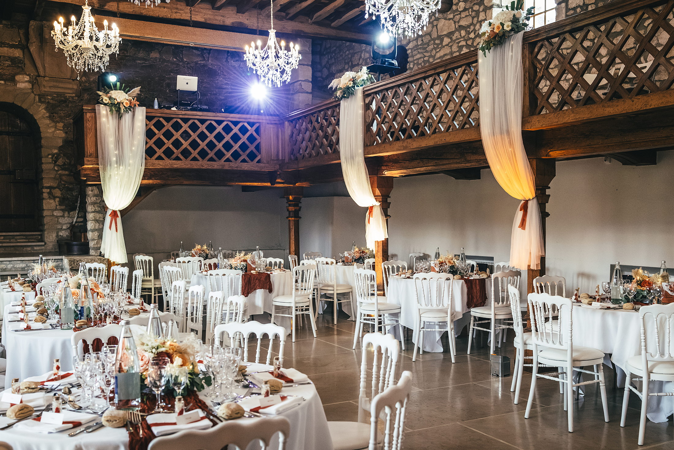 La salle de réception du Domaine de Saint-Germer dressée pour le dîner