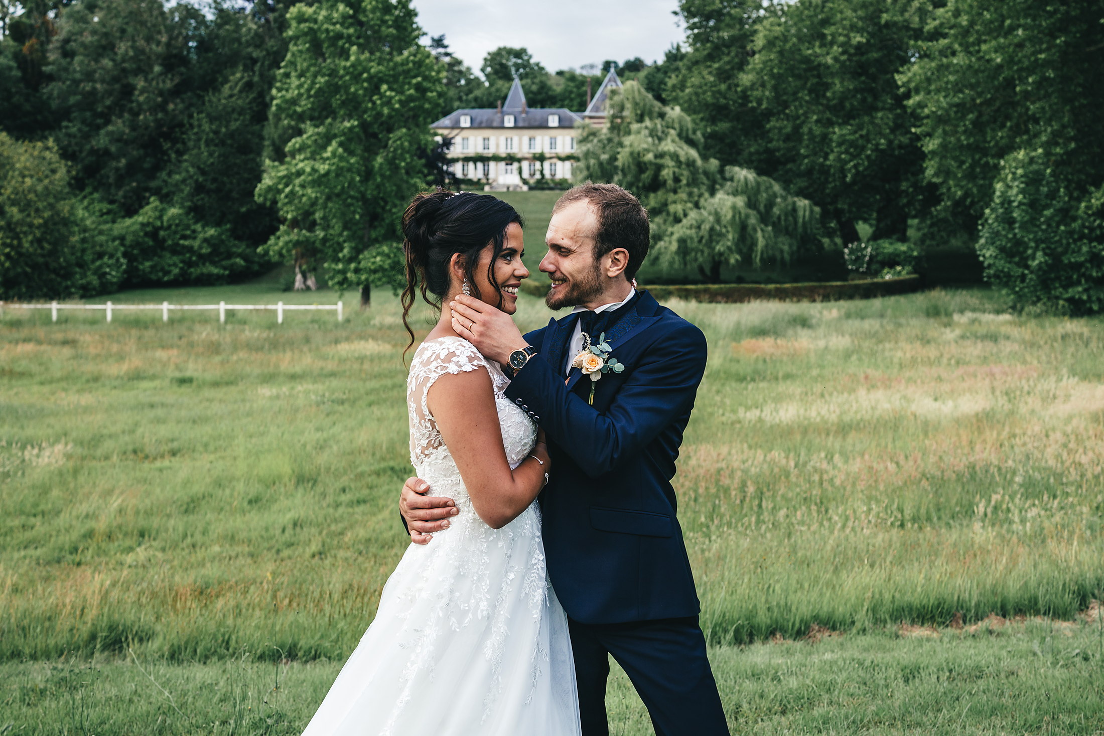 Julia et Sébastien complices dans les prairies de Reilly au soir du mariage