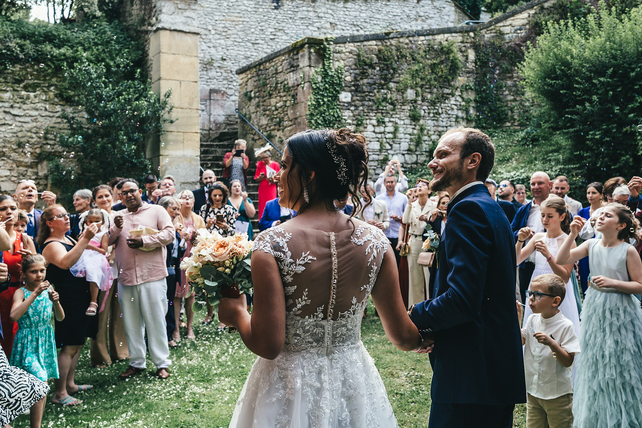 Les mariés applaudis par leurs invités à la sortie de l'église de Chaumont-en-Vexin
