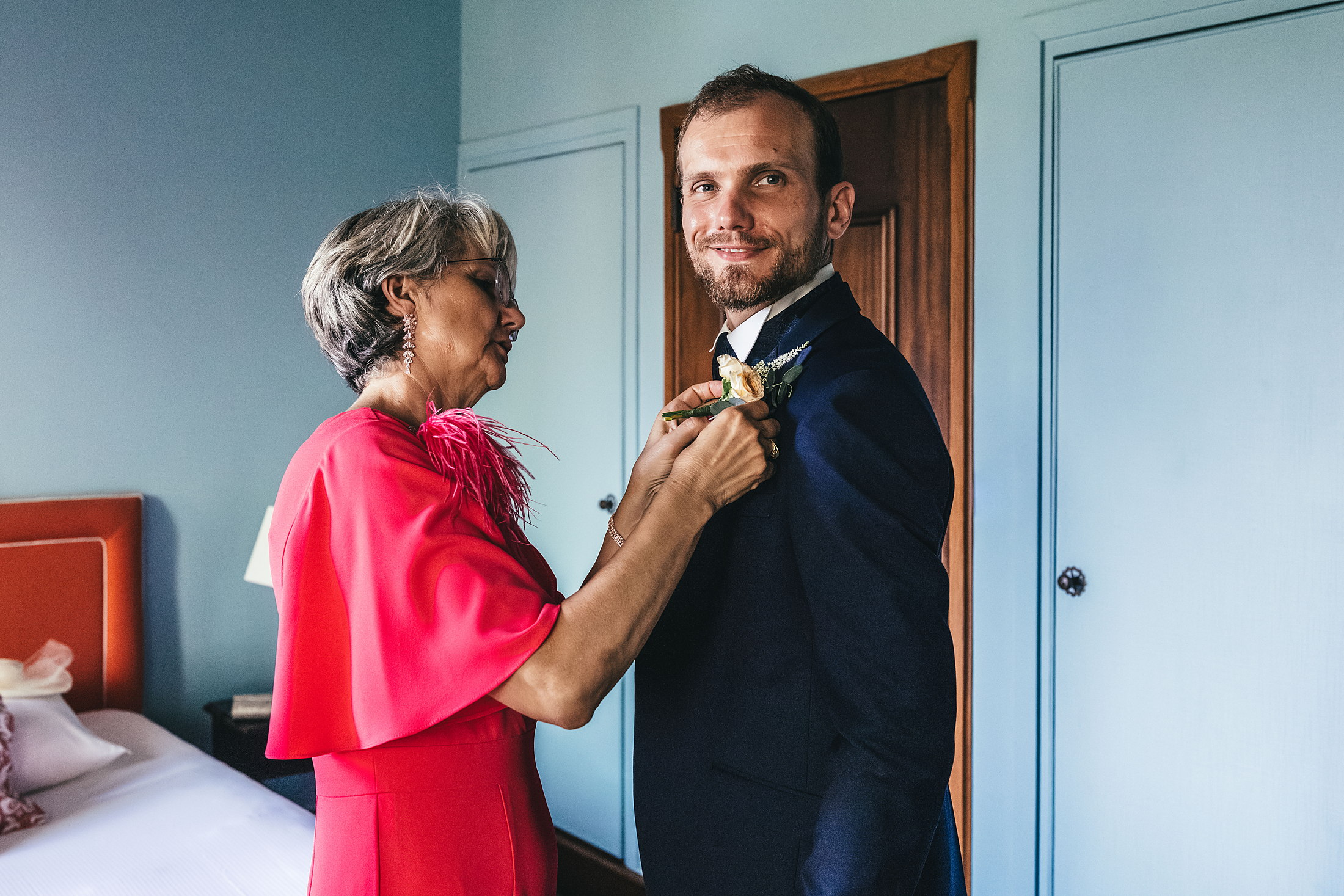 Toast au champagne avec les parents pendant les préparatifs